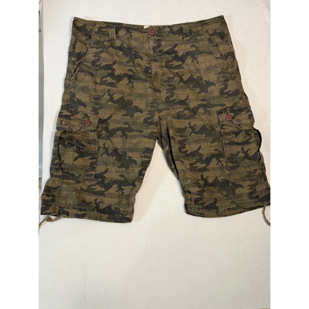 Smoke Rise Mens Size 42 Camo Cargo Shorts Cutoff Green Brown Distressed